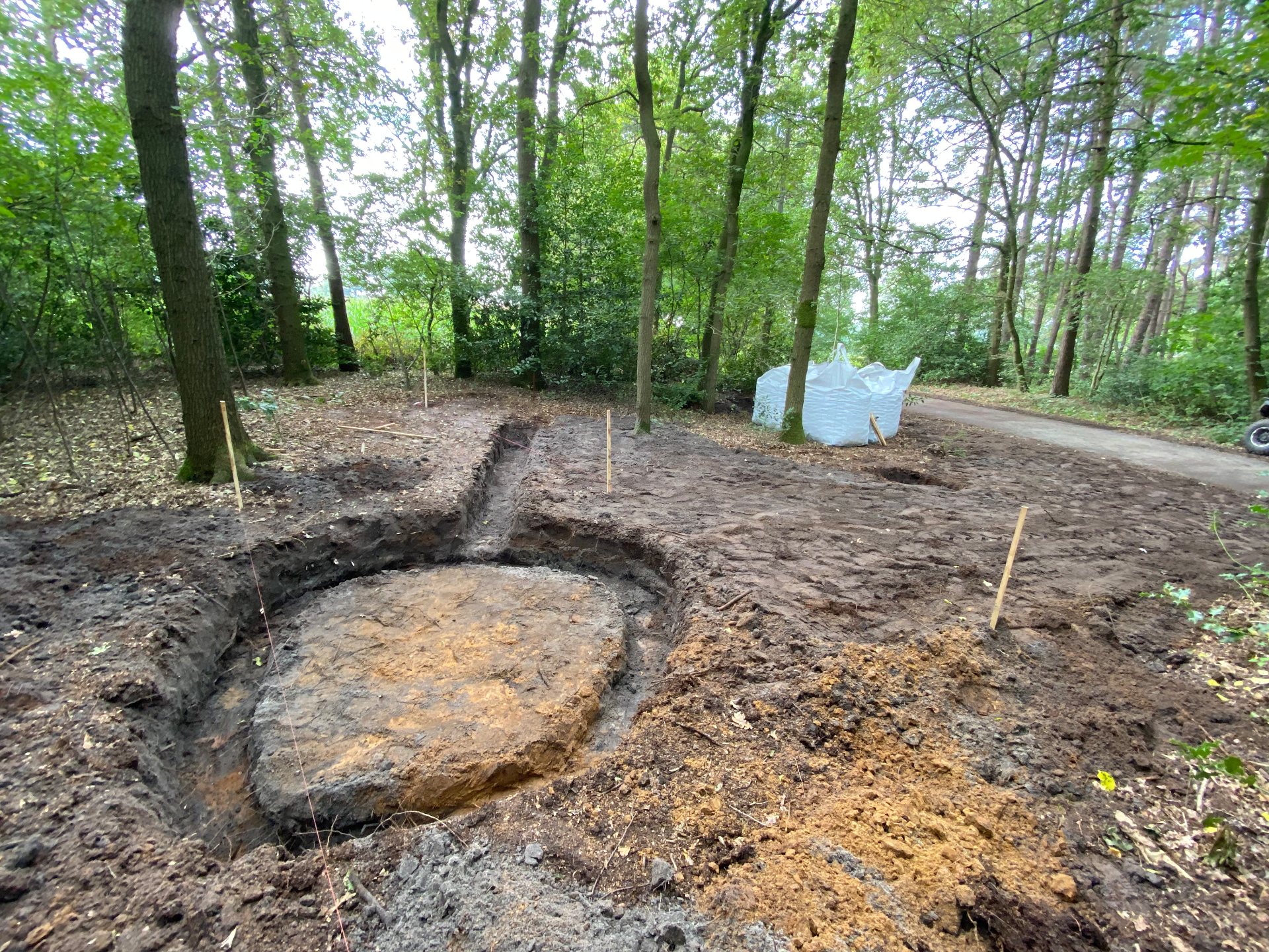 Uitgegraven funderingen op de locatie in het bos