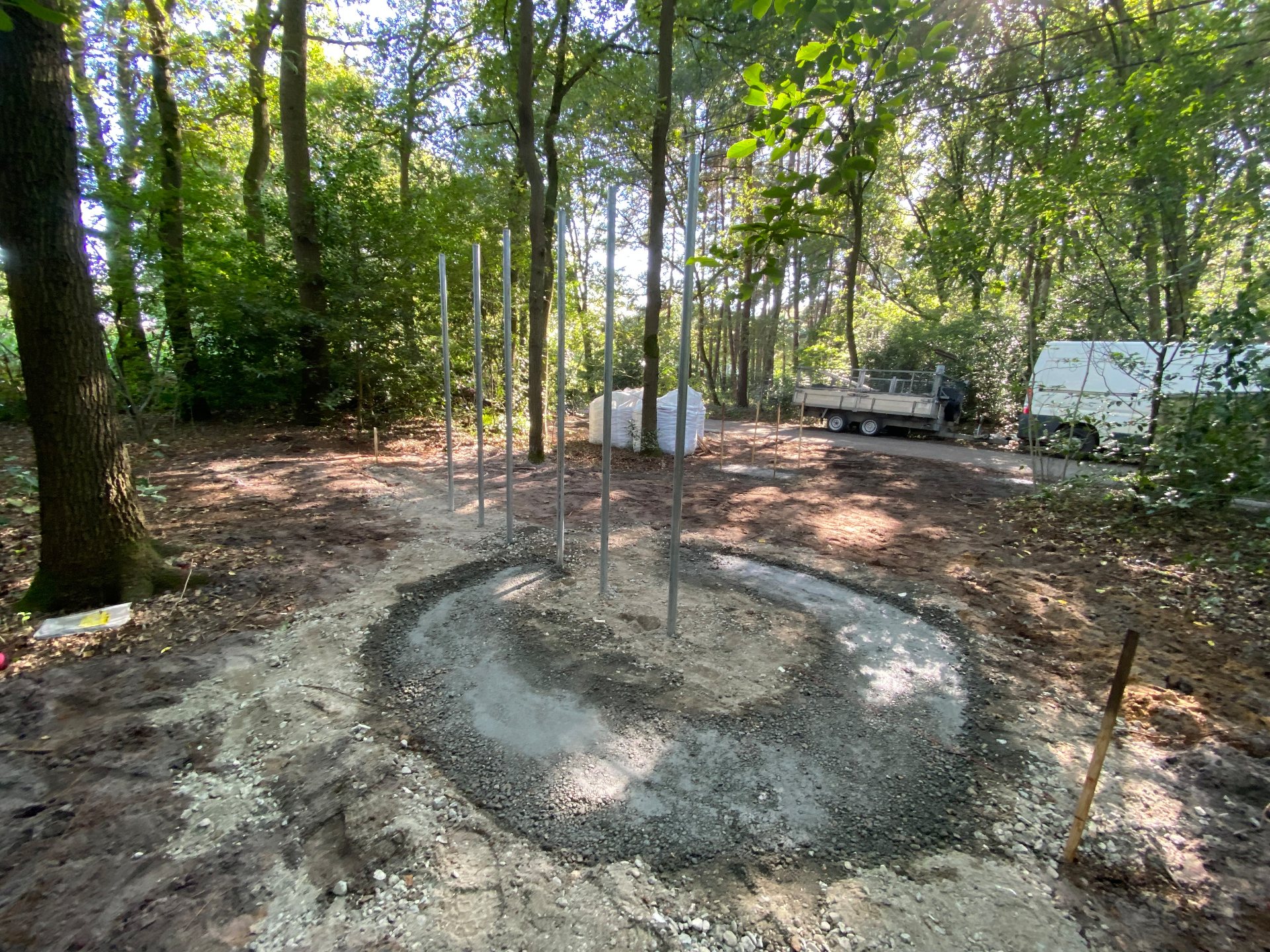 Stalen staanders op de aangelegde fundering