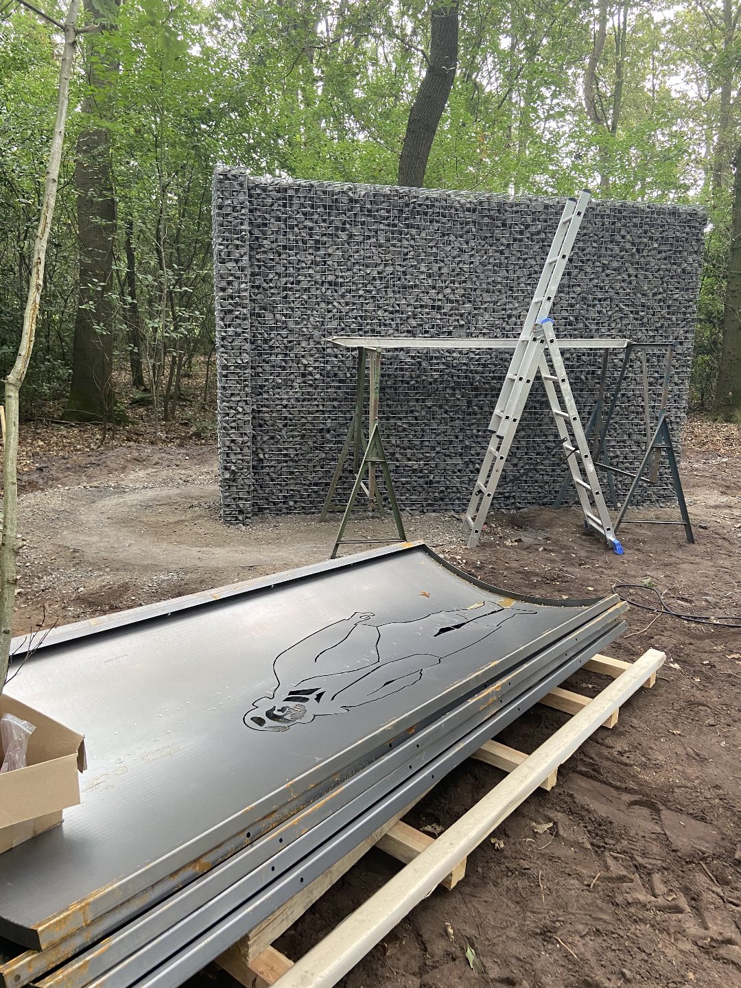 Panelen met het silhouet bij de gevulde steenkorf