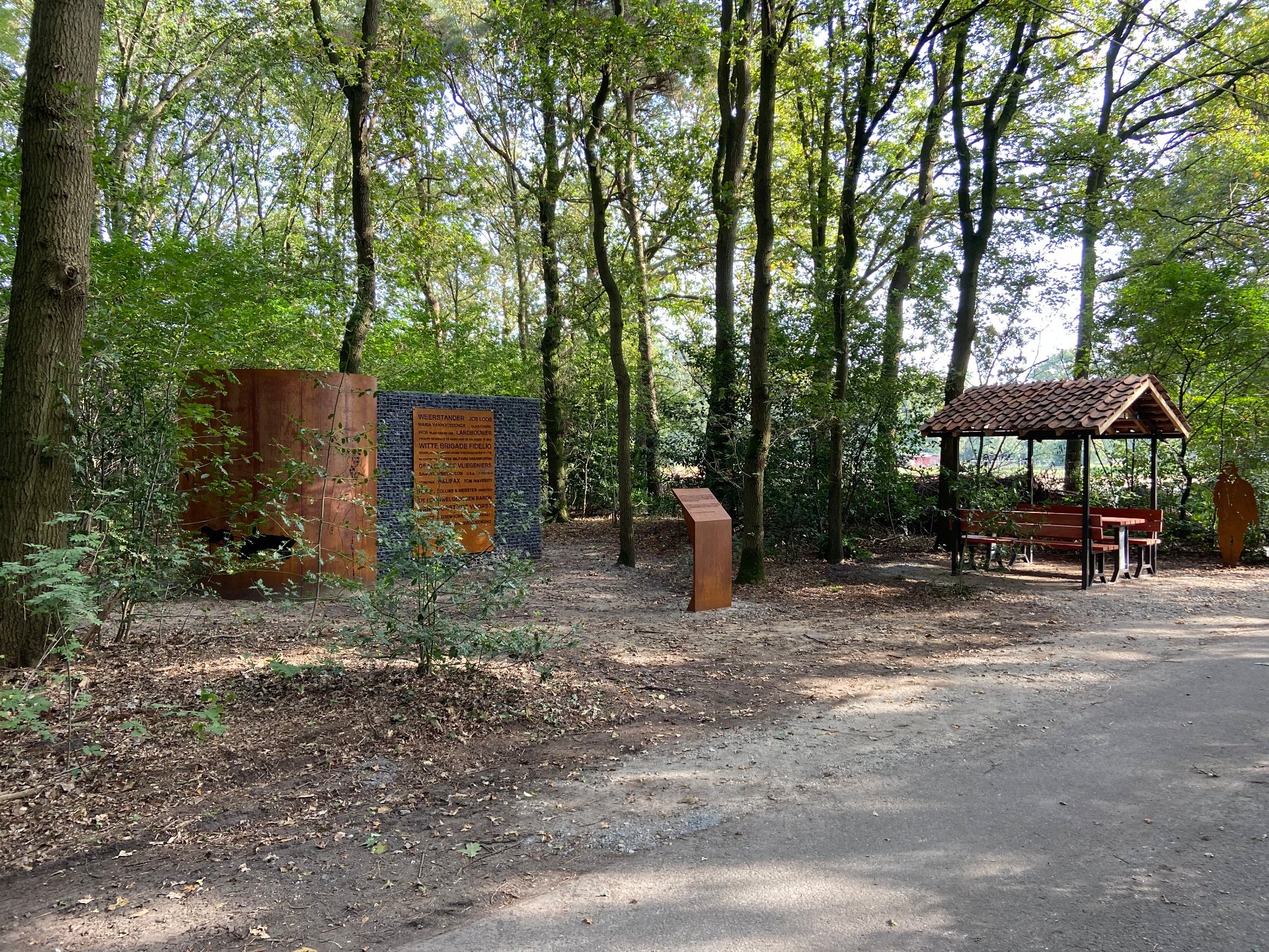 Het memorial en de rustplaats na voltooiing