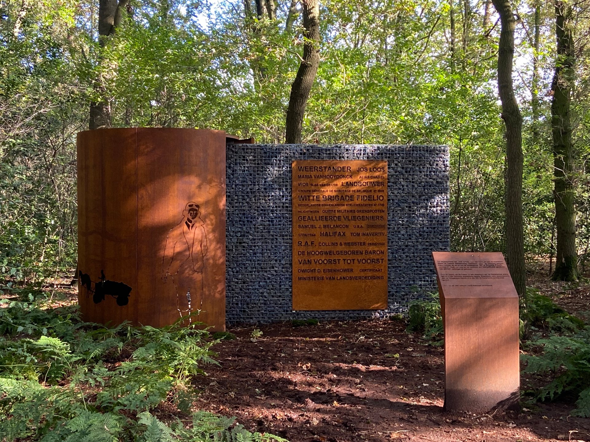 Vooraanzicht van het afgewerkte memorial