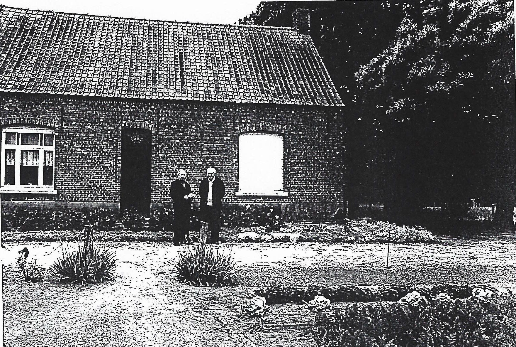 Oude foto van Hoeve Hornick met twee bewoners