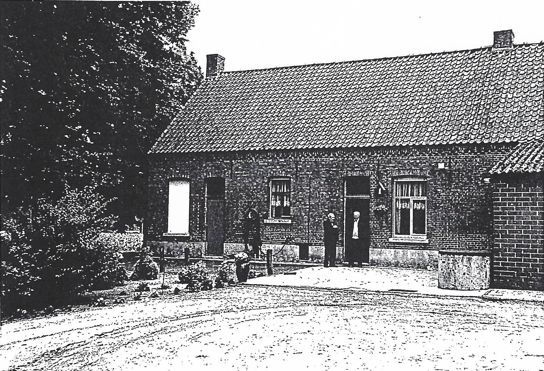 Oude foto van de voorgevel van Hoeve Hornick met een bewoner voor de deur